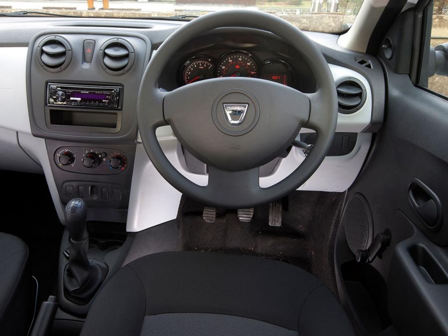 Торпедо Dacia Sandero Access 2013 года  (UK) (фото 11 из 18)